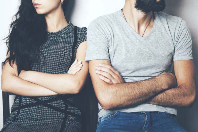 Unglückliches Paar, das nicht redet und nebeneinander sitzt