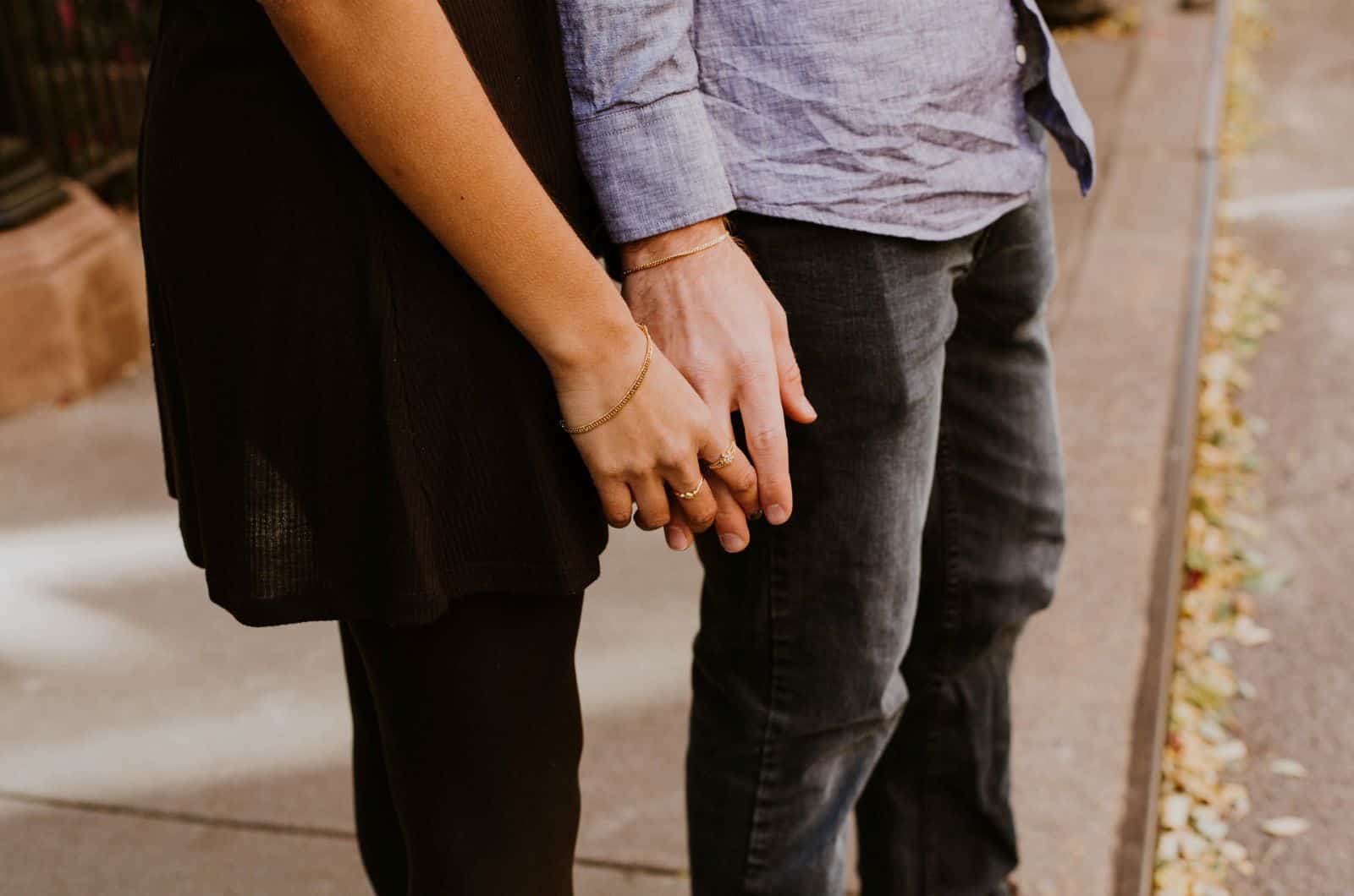abgeschnittenes Foto eines Paares, das Händchen hält