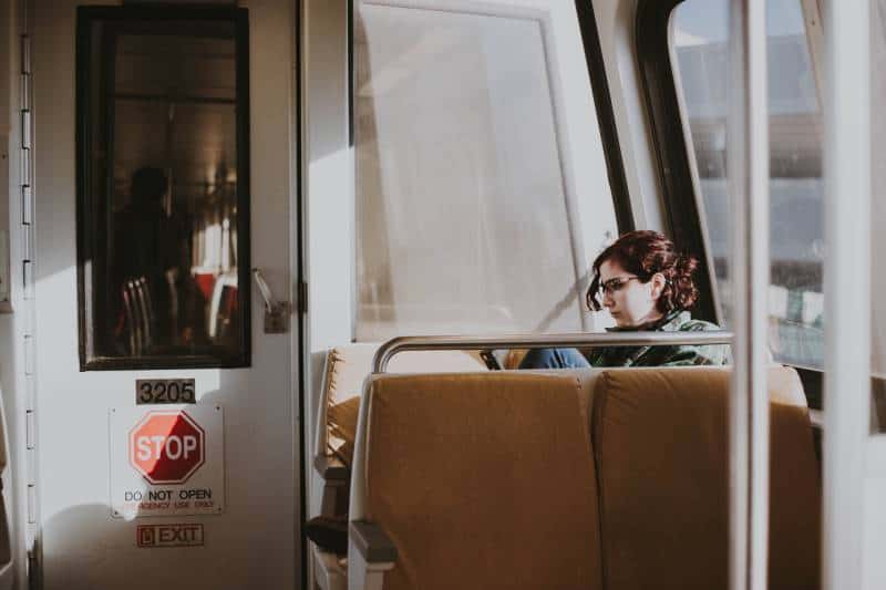 besorgte Frau sitzt im Zug