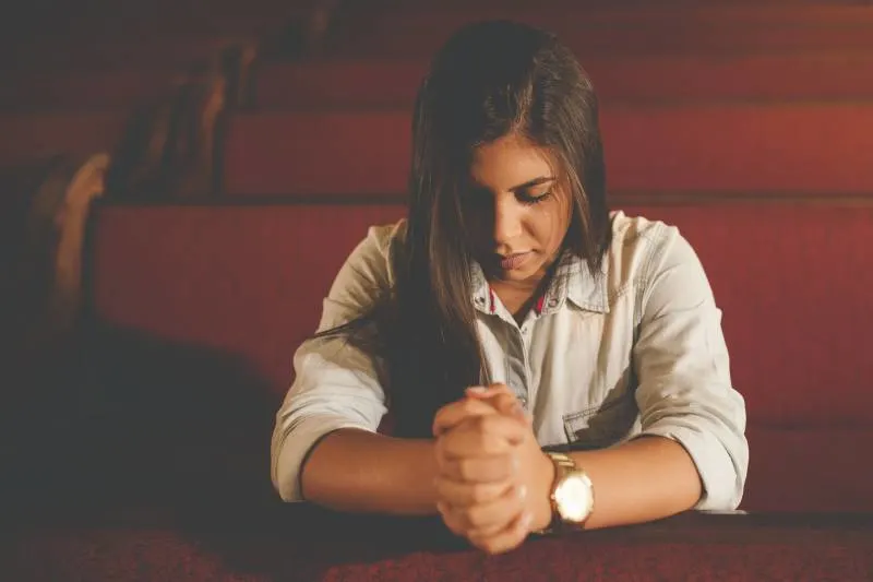 betende Frau in der Kirche