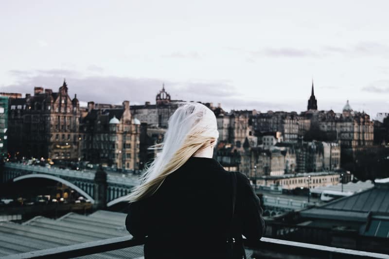 blonde Frau beobachtet Stadt