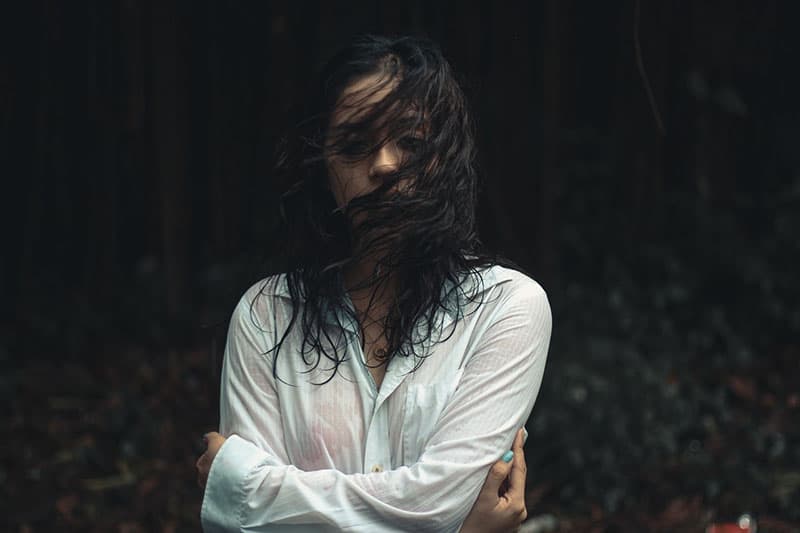 depressive Frau mit Haaren über dem Kopf