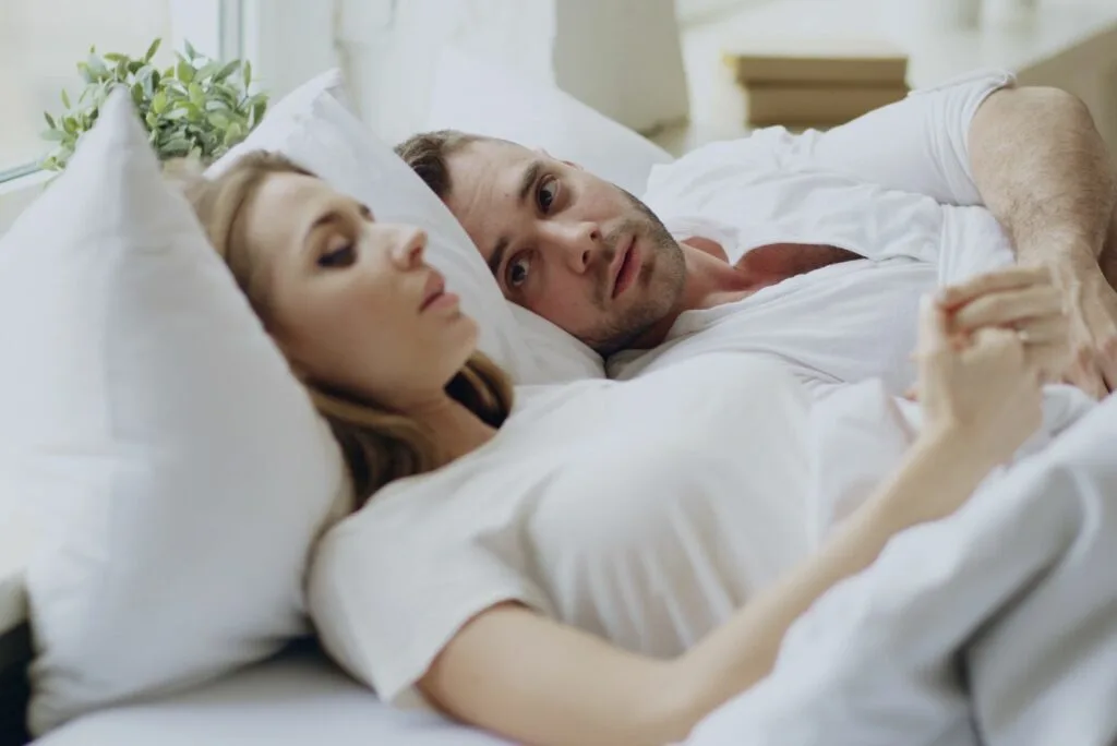 ein Mann und eine Frau liegen im Bett