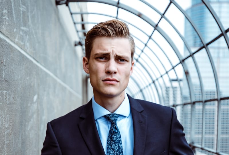 ein hübscher Geschäftsmann im Anzug1