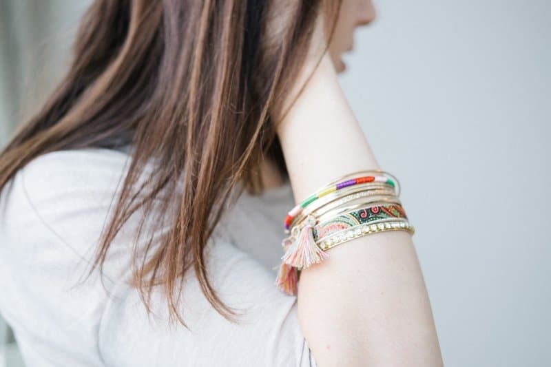 eine Frau mit Armbändern