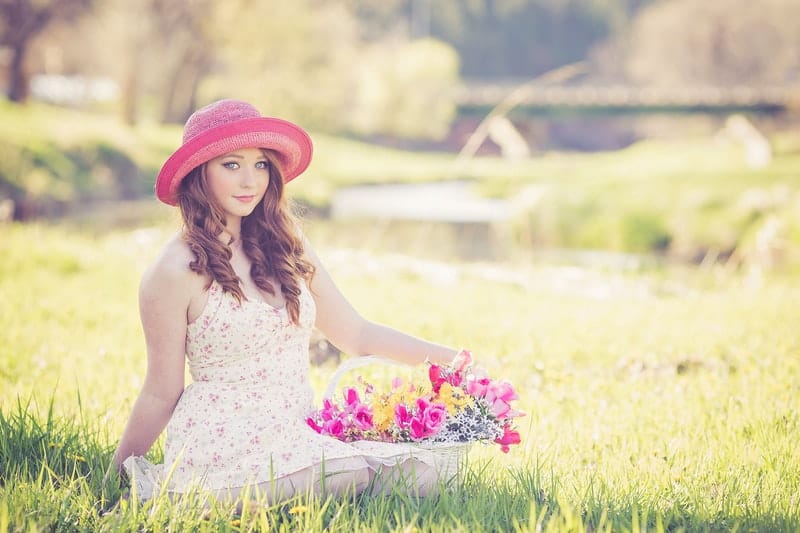 eine schöne junge Frau im Gras
