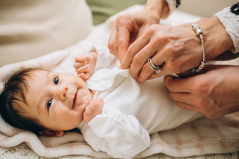 entzückendes kleines Mädchen, das ihre Mutter ansieht