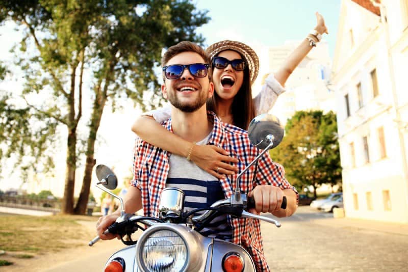 glückliches Paar, das Motorrad fährt