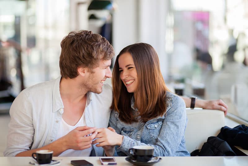 glückliches Paar, das im Café flirtet