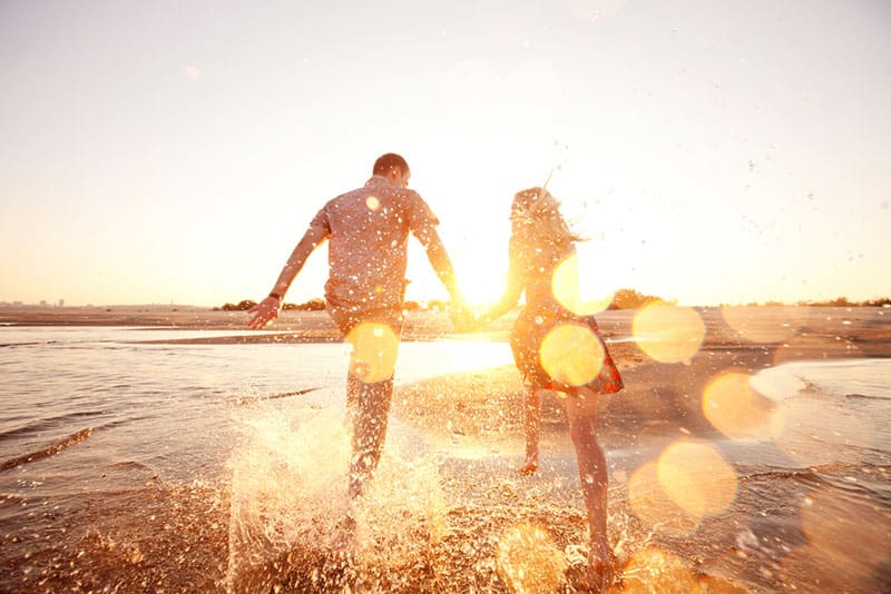 glückliches Paar läuft am Strand