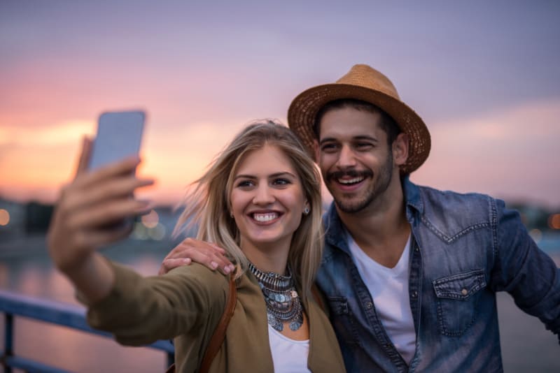 glückliches Paar macht Selfie