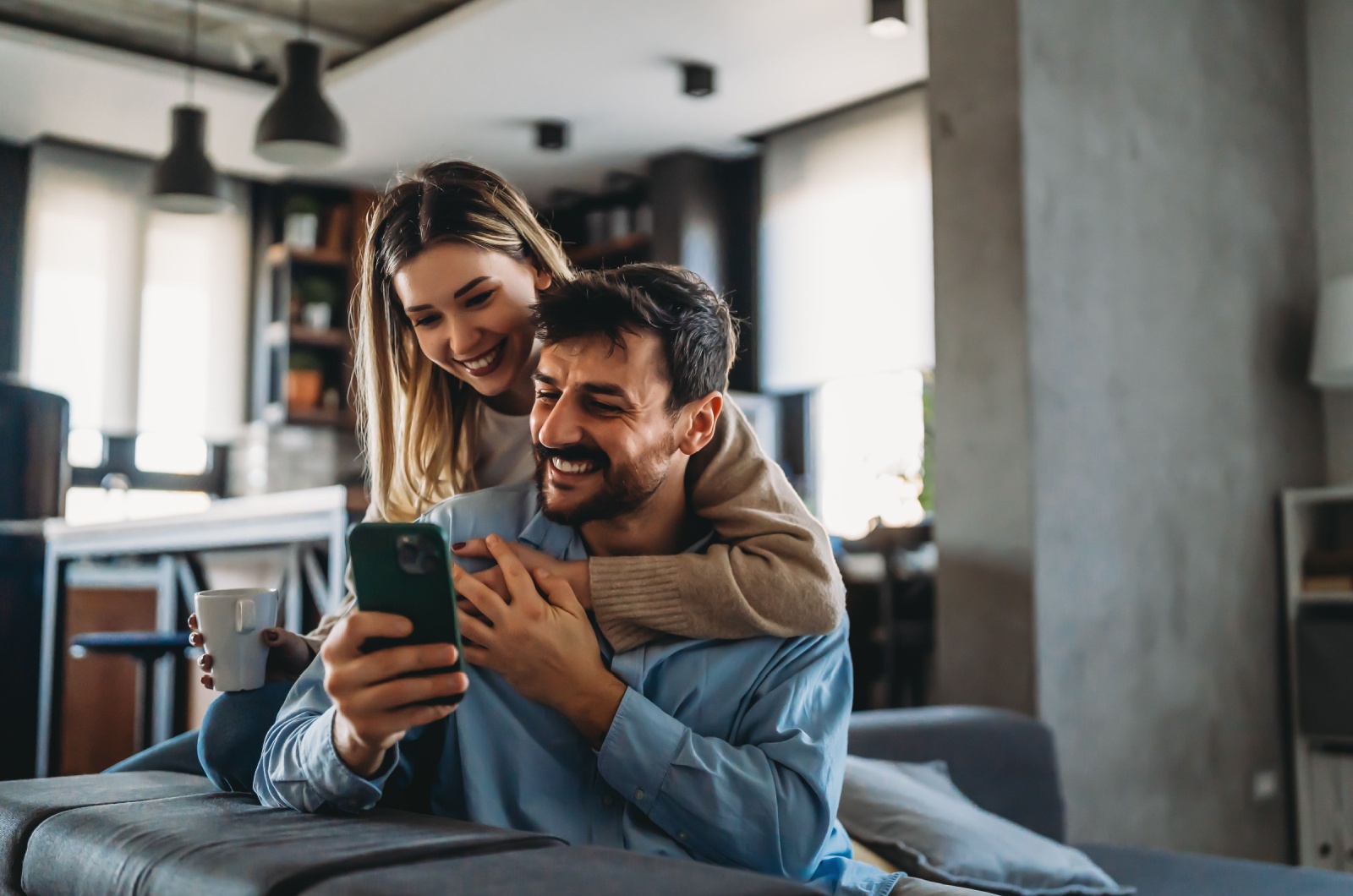 glueckliches Paar am Telefon