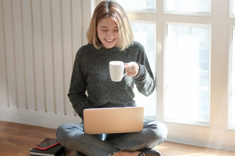 glückliche Frau auf Laptop
