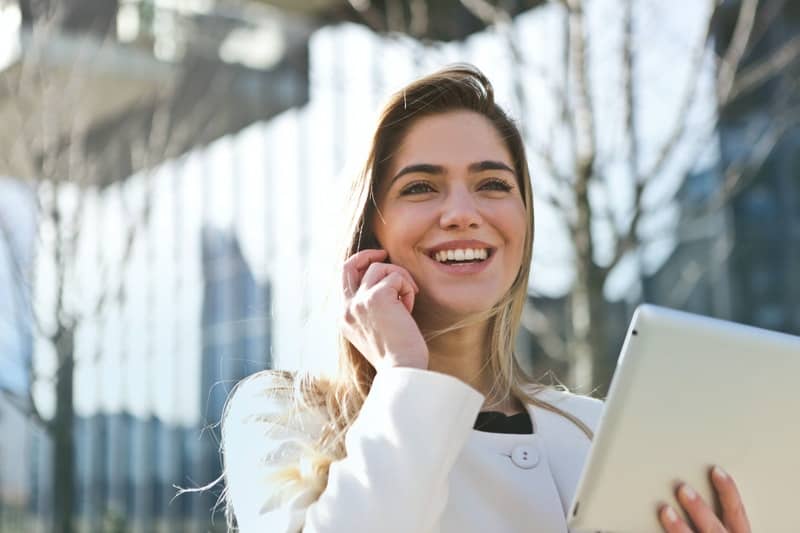 glückliche Frau, die am Telefon spricht