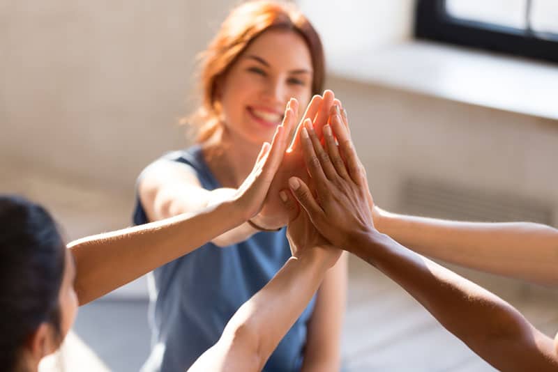glückliche Frau, die mit anderen Frauen hängt