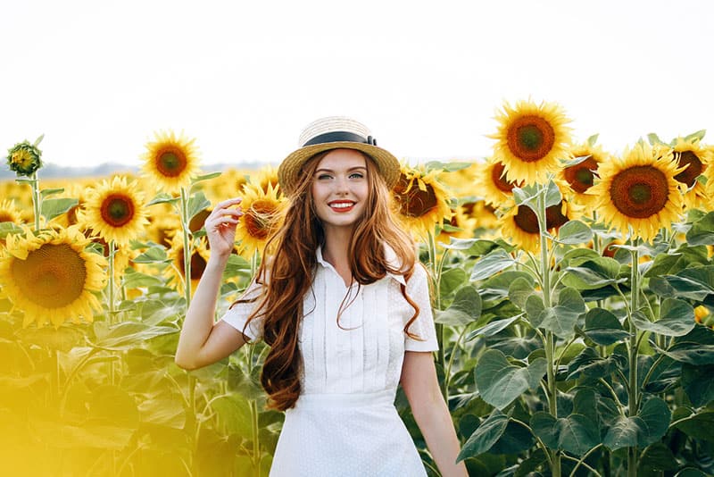 glückliche Frau im Sonnenblumenfeld