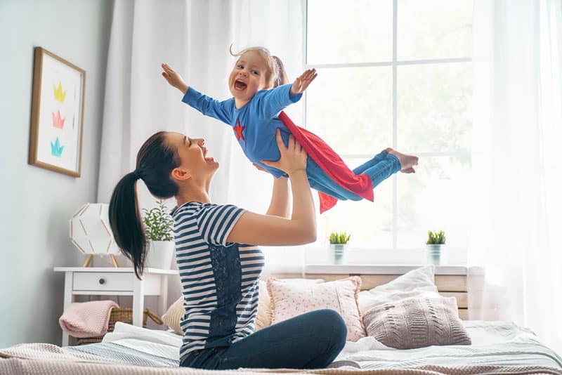 glückliche Mutter spielt mit ihrer Tochter