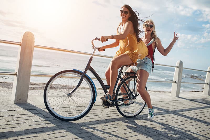 glückliche Schwestern, die zusammen Fahrrad fahren
