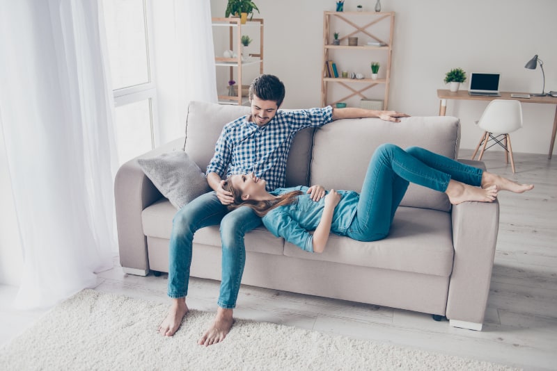 glückliches Paar auf der Couch