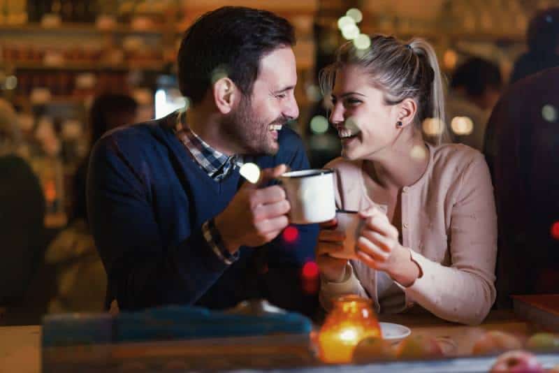 glückliches Paar, das ein Date an der Bar hat