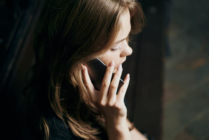 junge Frau am Telefon sprechen