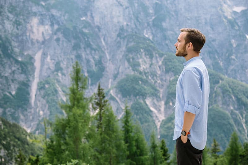 junge Männer beobachten die Berge