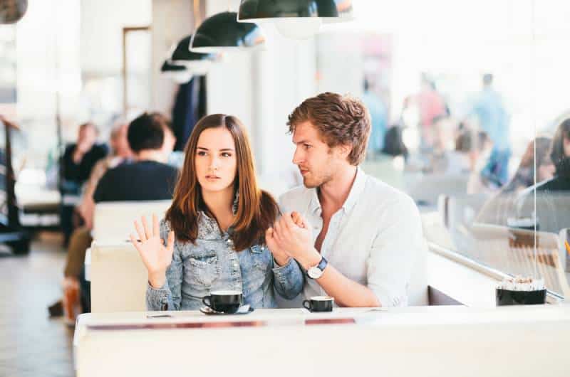 junges Paar flirtet an der Bar, während Frau es nicht mag