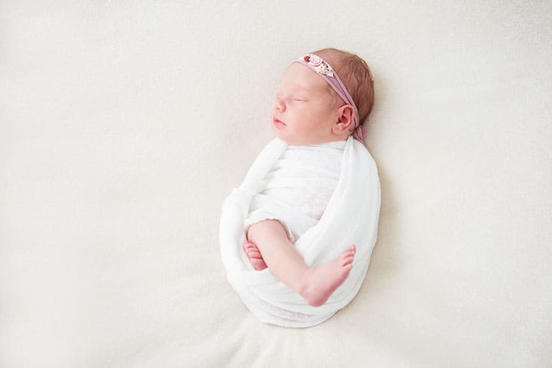 kleines Baby in Weiß gewickelt