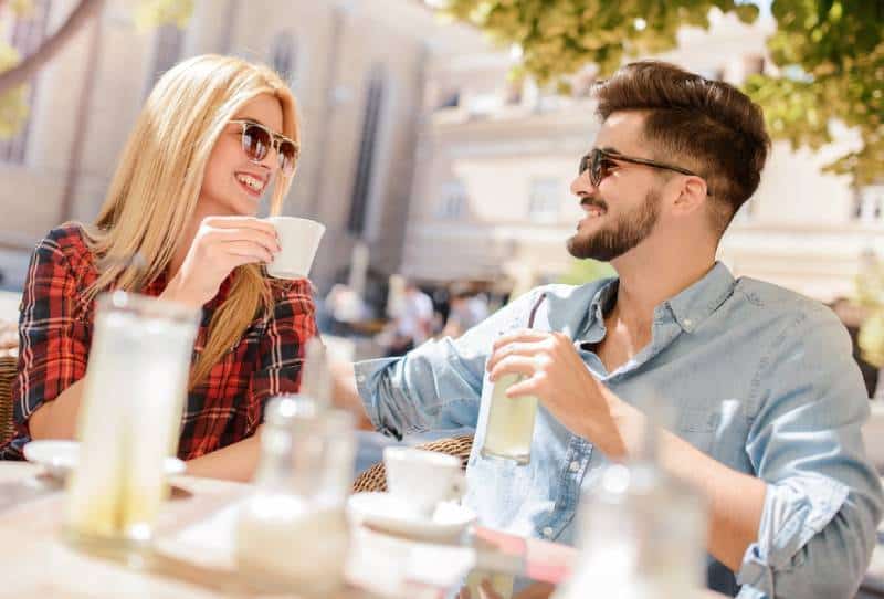 schönes Paar, das tagsüber im Café spricht