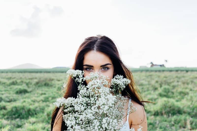 schöne Frau die einen Blumenstrauß hält