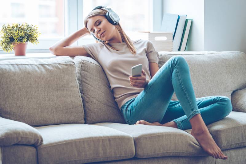 schöne Frau, die zu Hause Musik hört