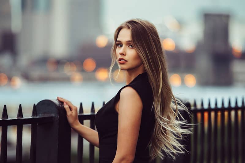 schöne blonde Frau posiert