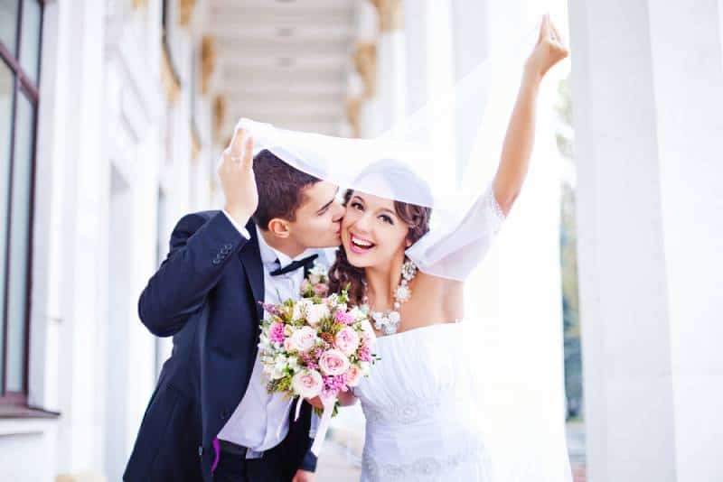 sieht glücklich Hochzeit im Herbst