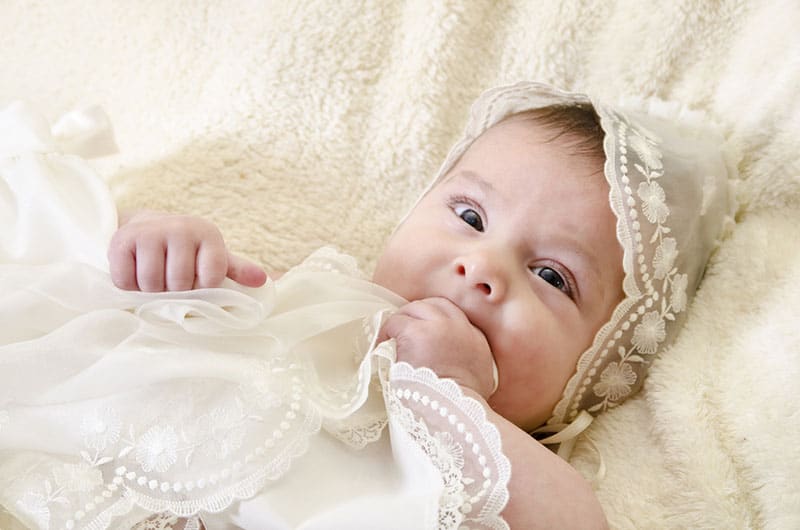 süßes Baby im weißen Kleid