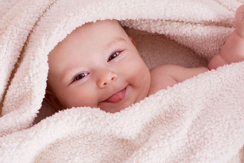 süßes Baby lächelnd