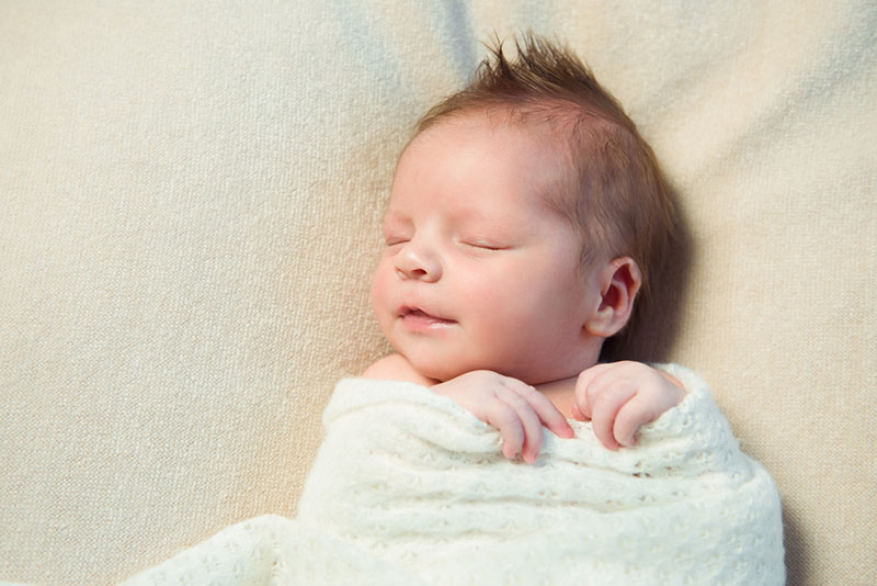 süßes Neugeborenes Baby schläft