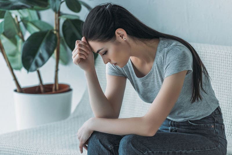 traurige Frau, die darüber nachdenkt