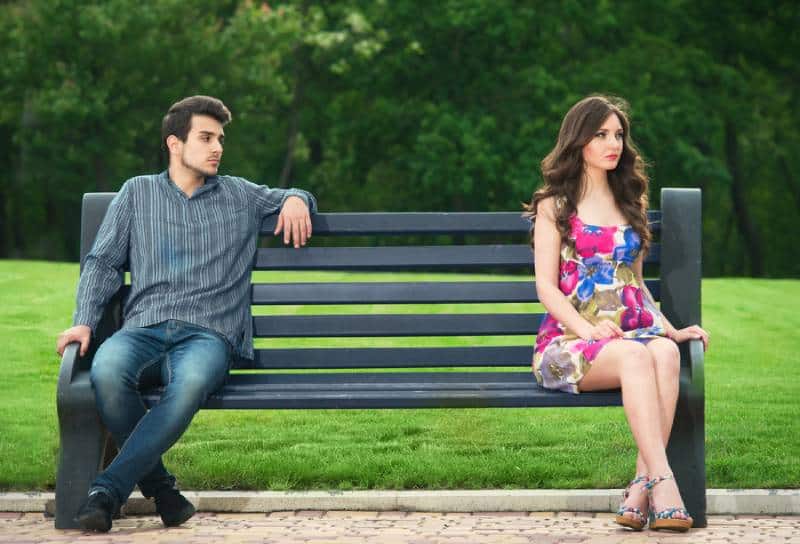 unglückliches Paar sitzt auf der Bank im Park