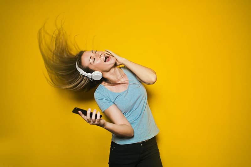 verrückte Frau, die laut singt