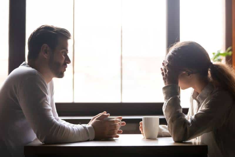 verärgertes Paar, das im Café spricht