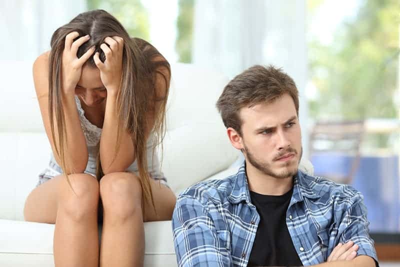 verärgertes Paar sitzt zu Hause
