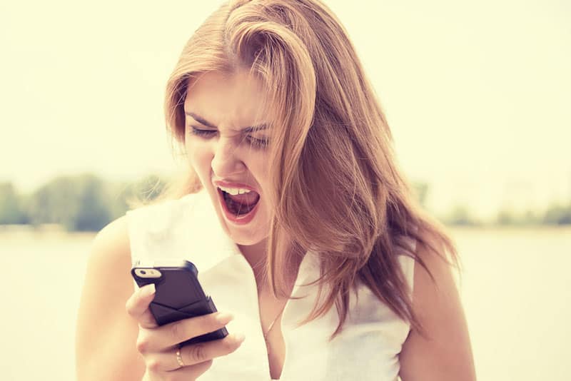 wütende Frau am Telefon schreien