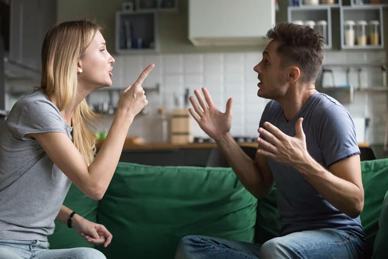 wütendes Paar im Wohnzimmer streiten