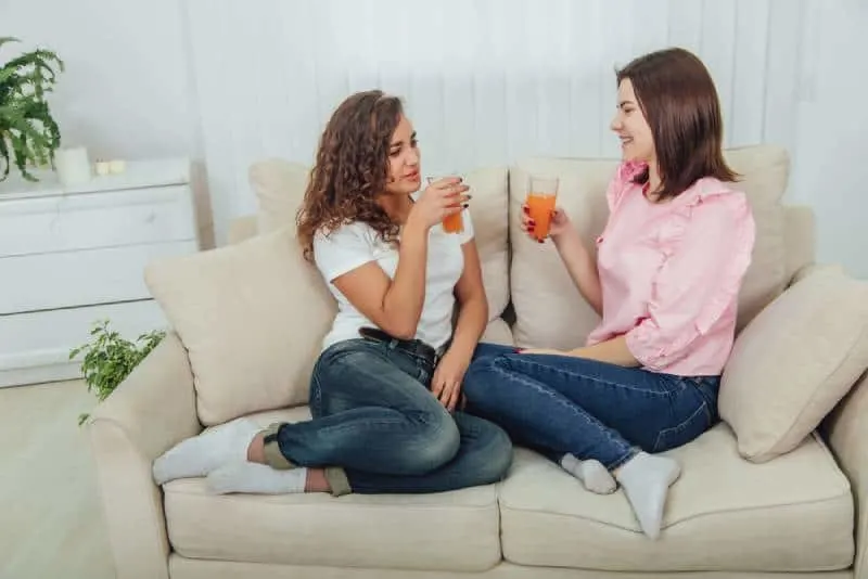 zwei Freundinnen unterhalten sich im Wohnzimmer