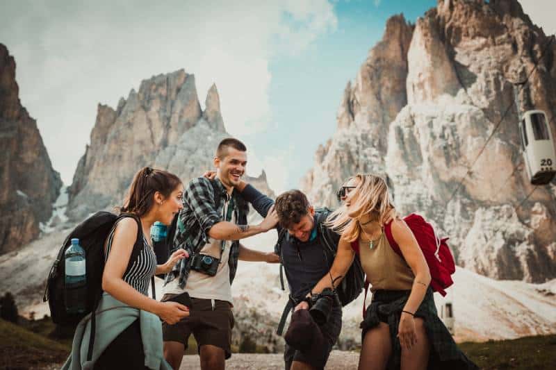 zwei Männer, die sich neben zwei Frauen lustig machen