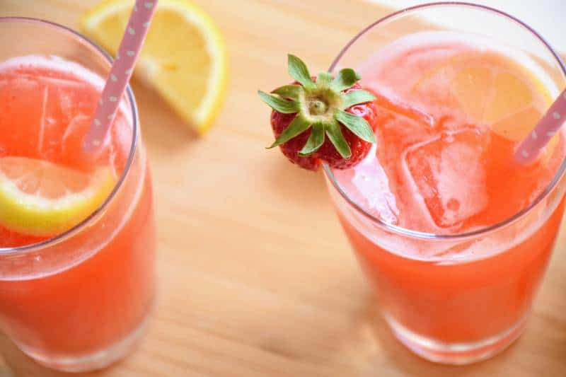 zwei klare Glasbecher auf Holzoberfläche