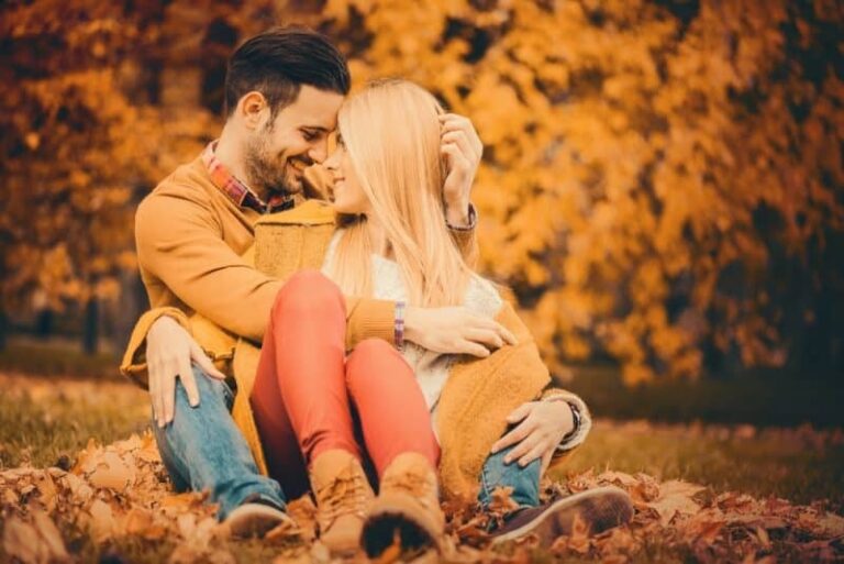glueckliches Paar im Park