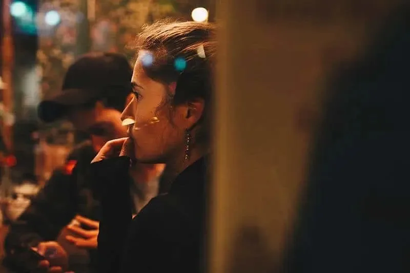 Frau an der Bar