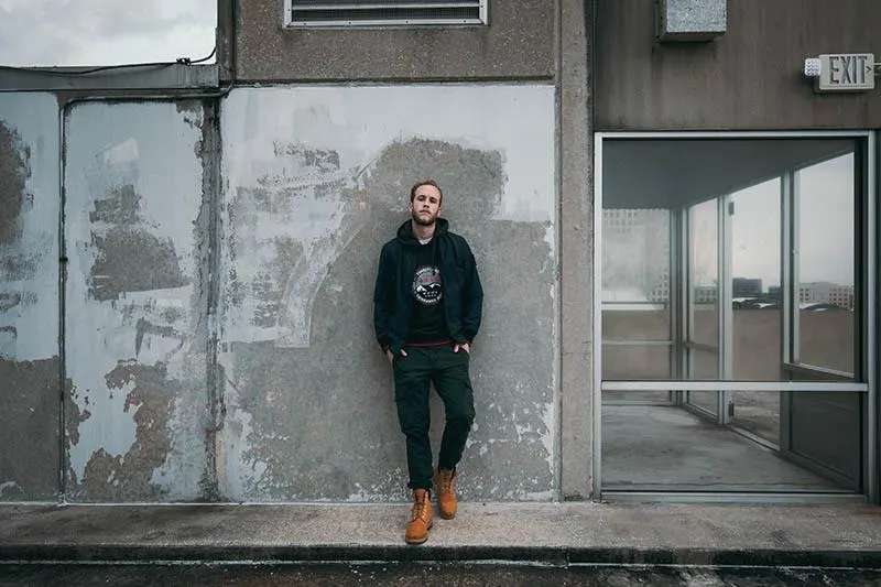 ein Mann posiert