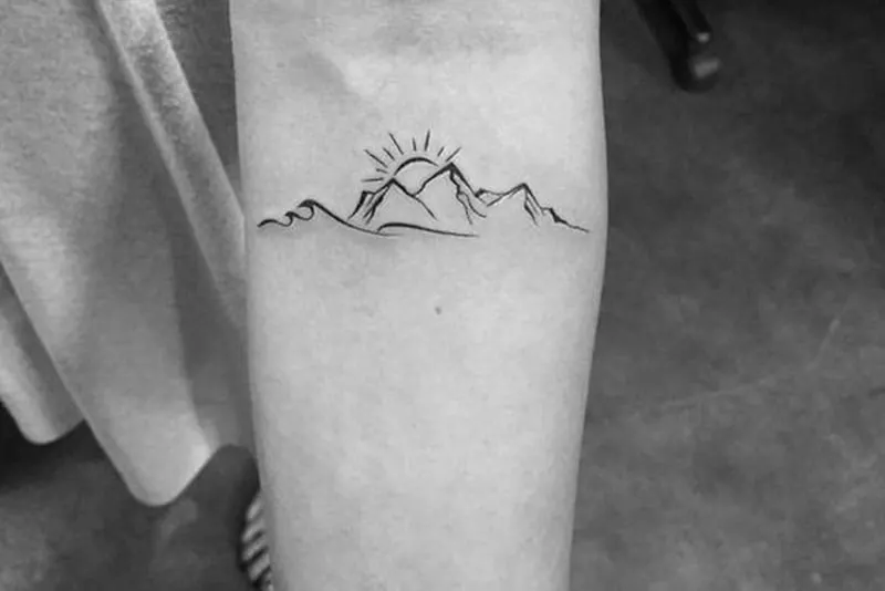 Berg Tattoo auf dem Unterarm